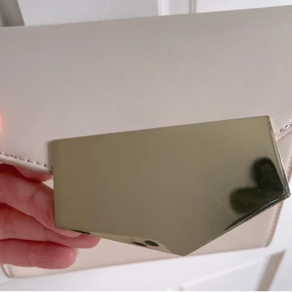 Cream Shoulder Bag with Golden Metal Clasp - Picture 7 of 16